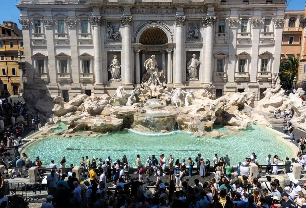 Roma'nın tarihi Trevi Çeşmesi'nde turistler için ücretli dönem başladı
