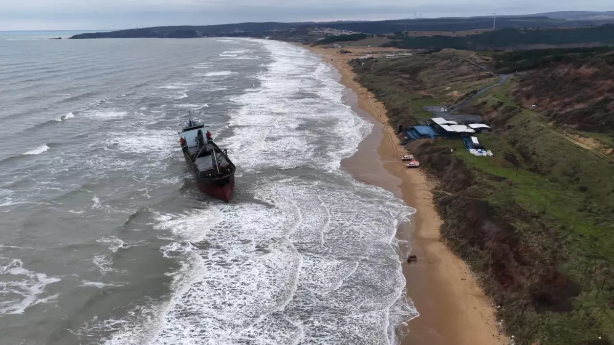 Sarıyer'de Karaya Oturan 100 Metrelik Geminin Kurtarma Çalışmaları Sürüyor