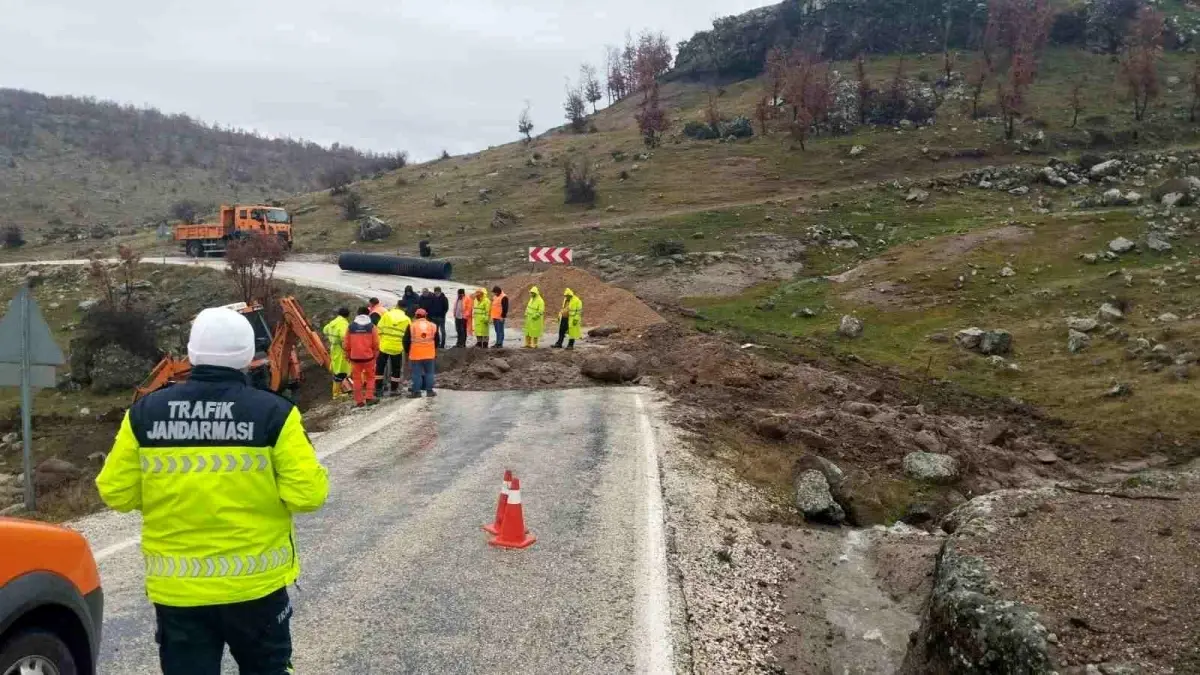 Selendi-Simav Karayolu'nda yoğun yağış sonrası çökme