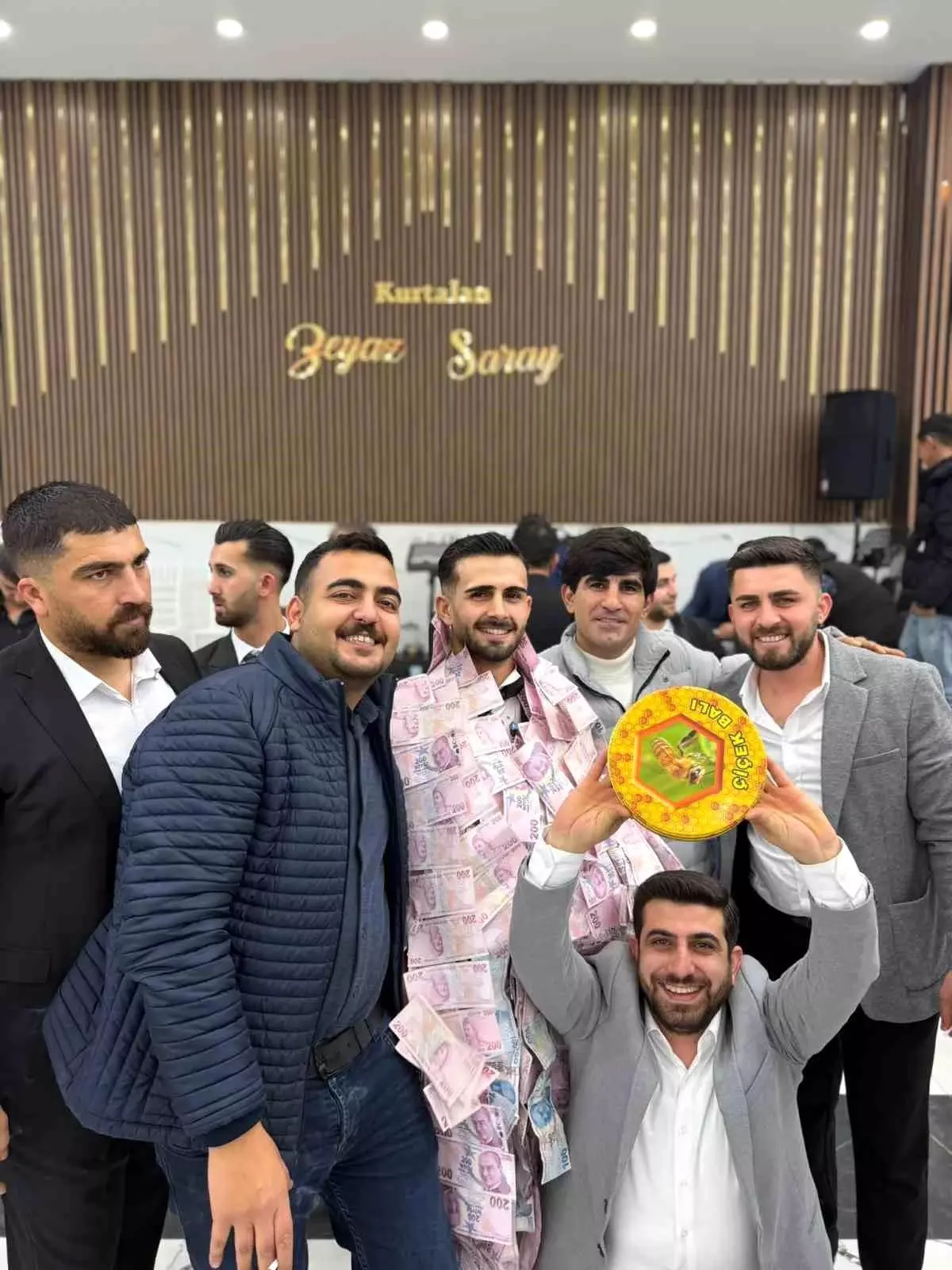 Siirt'te gelin ve damada altın yerine 1 kilo bal takıldı