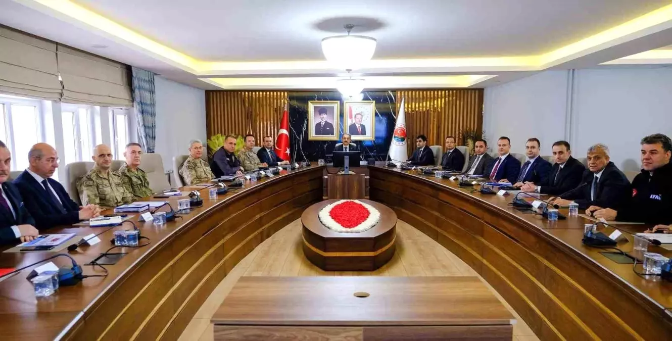 Şırnak'ta 2 suç çetesi çökertildi, 122 hükümlü yakalandı