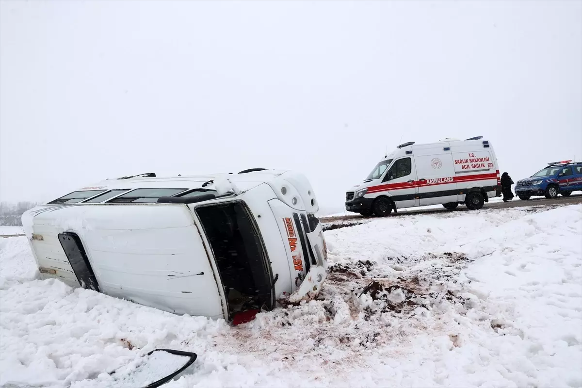 Sivas'ta öğrenci servisinin devrildiği kazada 14 kişi yaralandı
