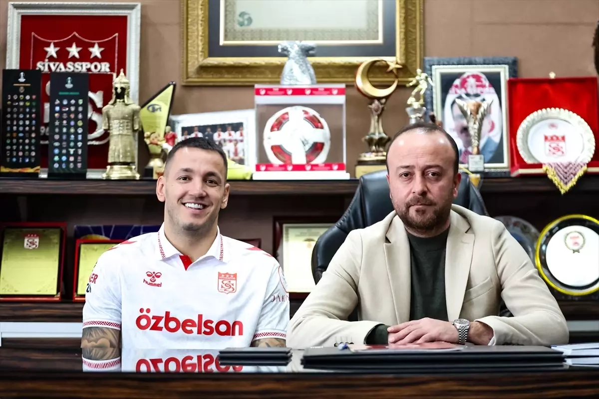 Sivasspor, Arnavut golcü Rey Manaj'ı yeniden kadrosuna kattı