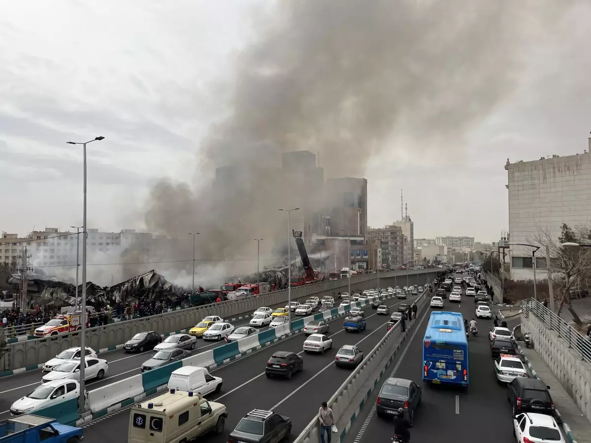 Tahran'daki bir çarşıda yangın çıktı: 200 dükkan küle döndü