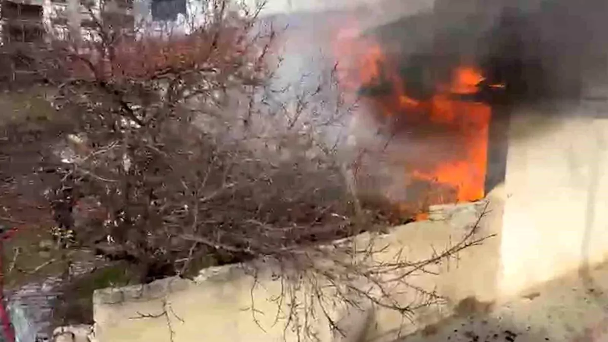 Tek katlı müstakil ev alevlere teslim oldu: 1 ağır yaralı