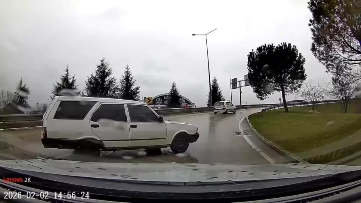 Tofaş marka otomobil yağmurda böyle spin attı