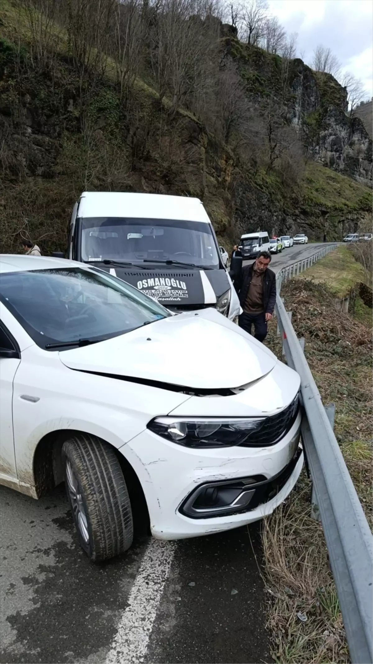 Trabzon'da öğrenci servisi ile otomobilin karıştığı kaza anı kamerada