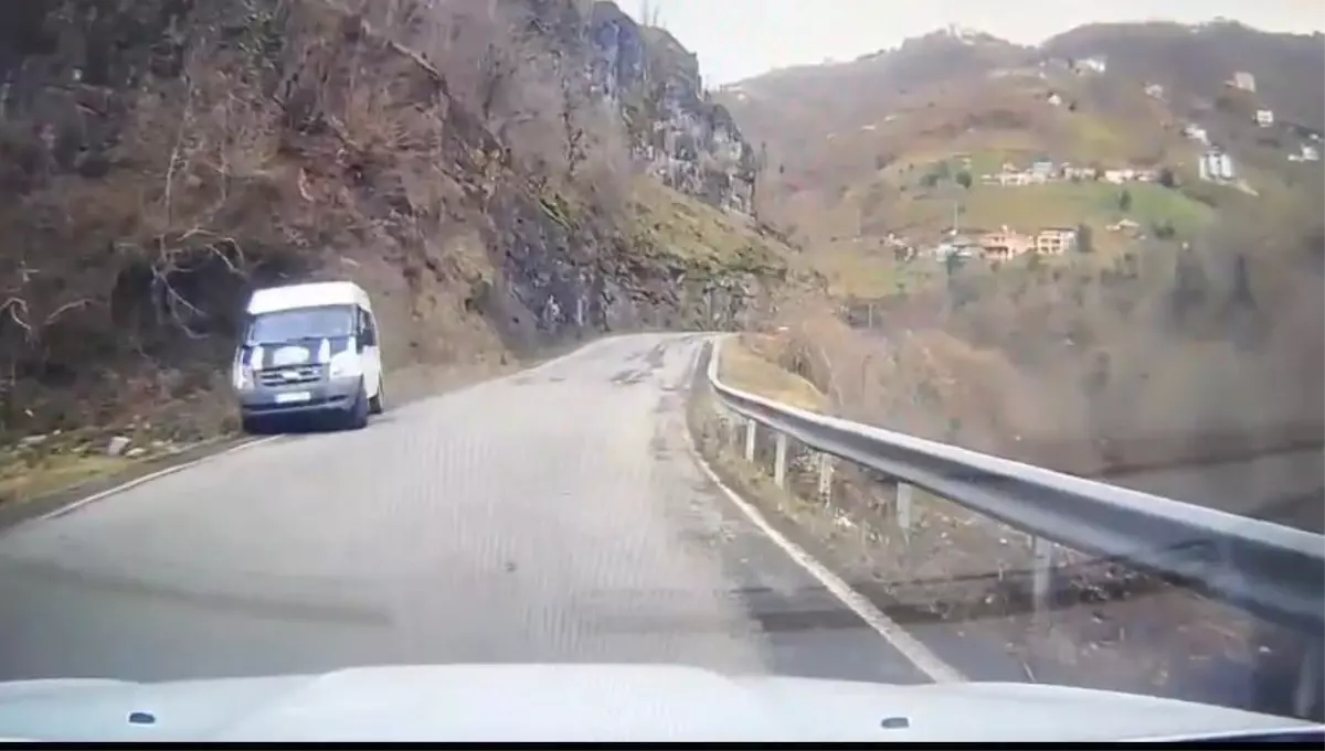 Trabzon'da öğrenci servisi kazası kamerada