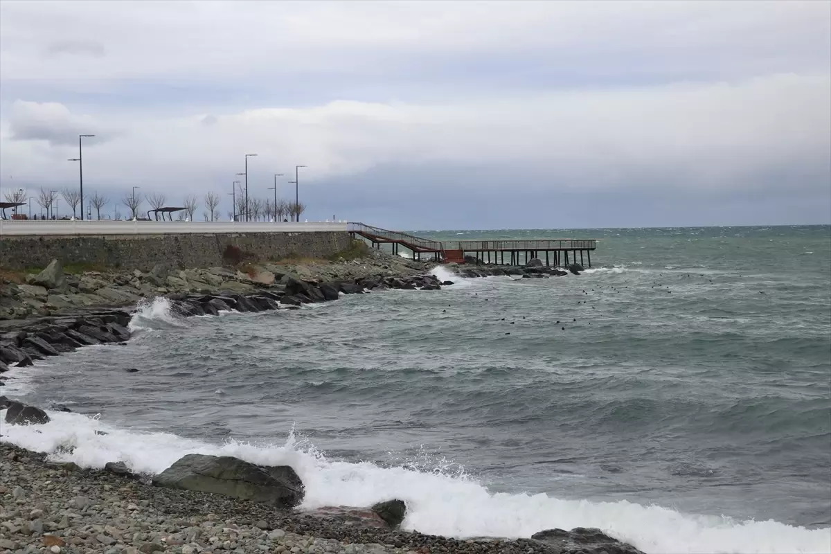 Trabzon'da rüzgar etkili oldu