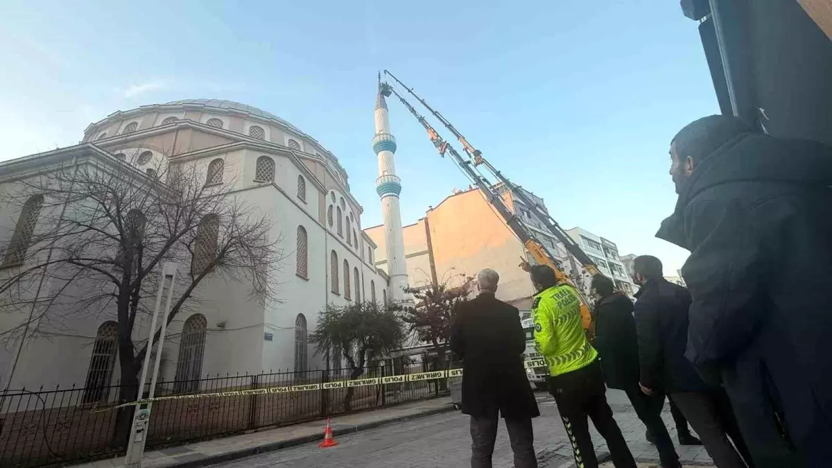 Turgutlu'da hasar gören cami minaresi vinçle düzeltildi