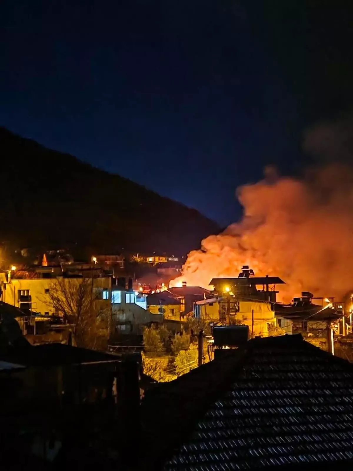Muğla'da 3 Katlı Ahşap Evde Yangın: 85 Yaşındaki Kadın Hayatını Kaybetti