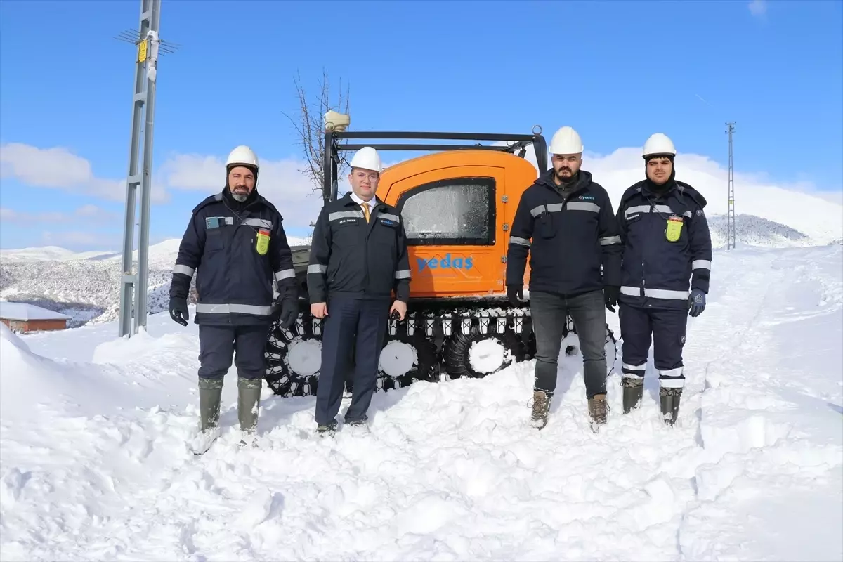 YEDAŞ ekipleri kesintisiz elektrik için zorlu kış şartlarında görev yapıyor