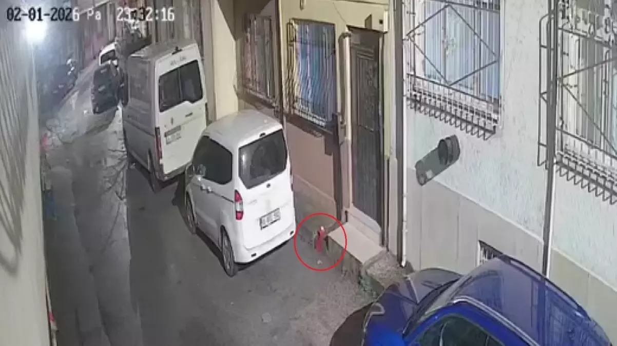 Yere düşen bayrağı kaldırdı