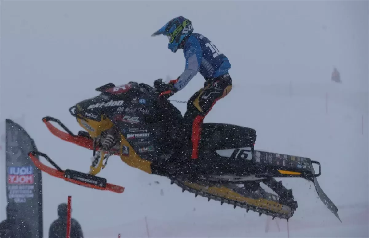 "Yeşilay Dünya Kar Motosikleti Şampiyonası"nın Türkiye etabı Rize'de yapıldı