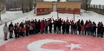 Ağrı'da öğrenciler karda Türk bayrağı yaptı