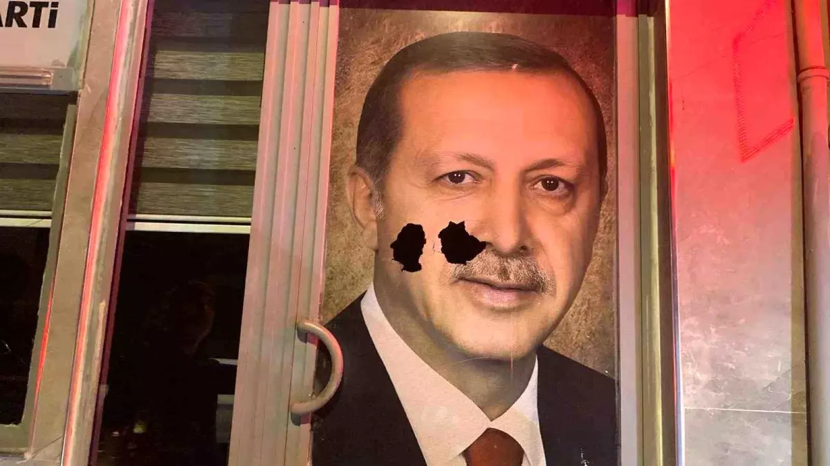 AK Parti Marmara ilçe binasına taşlı saldırı