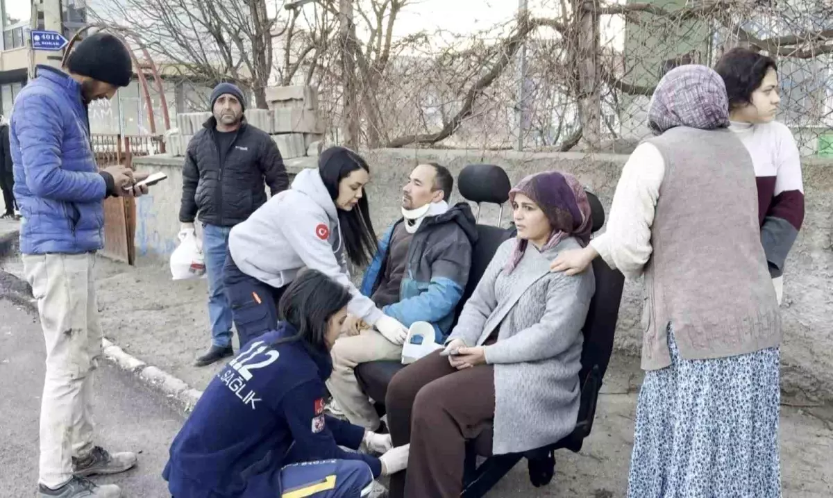 Aksaray'da kamyonet ile hafif ticari araç çarpıştı: 3 yaralı