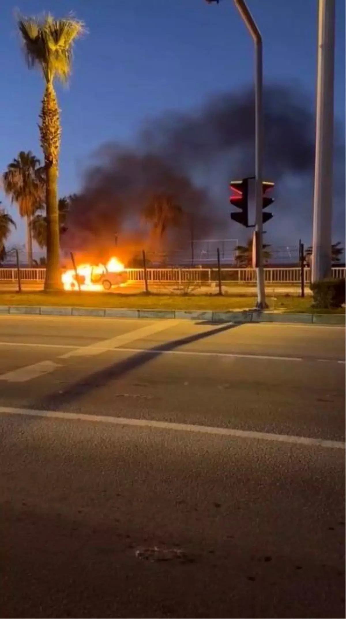 Alanya'da çarpışan araba alev topuna döndü