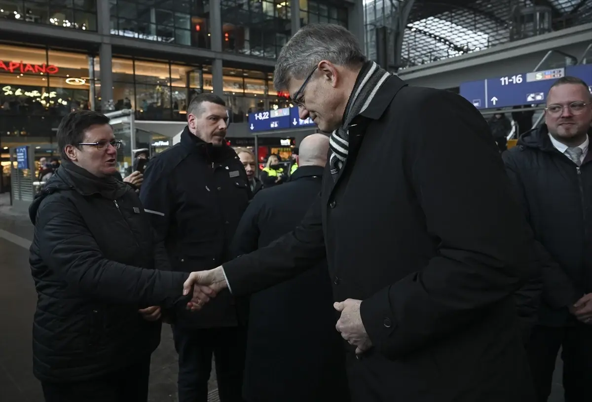 Almanya'da trende bilet kontrolü yapan Türk kondüktör uğradığı saldırı sonucu hayatını kaybetti