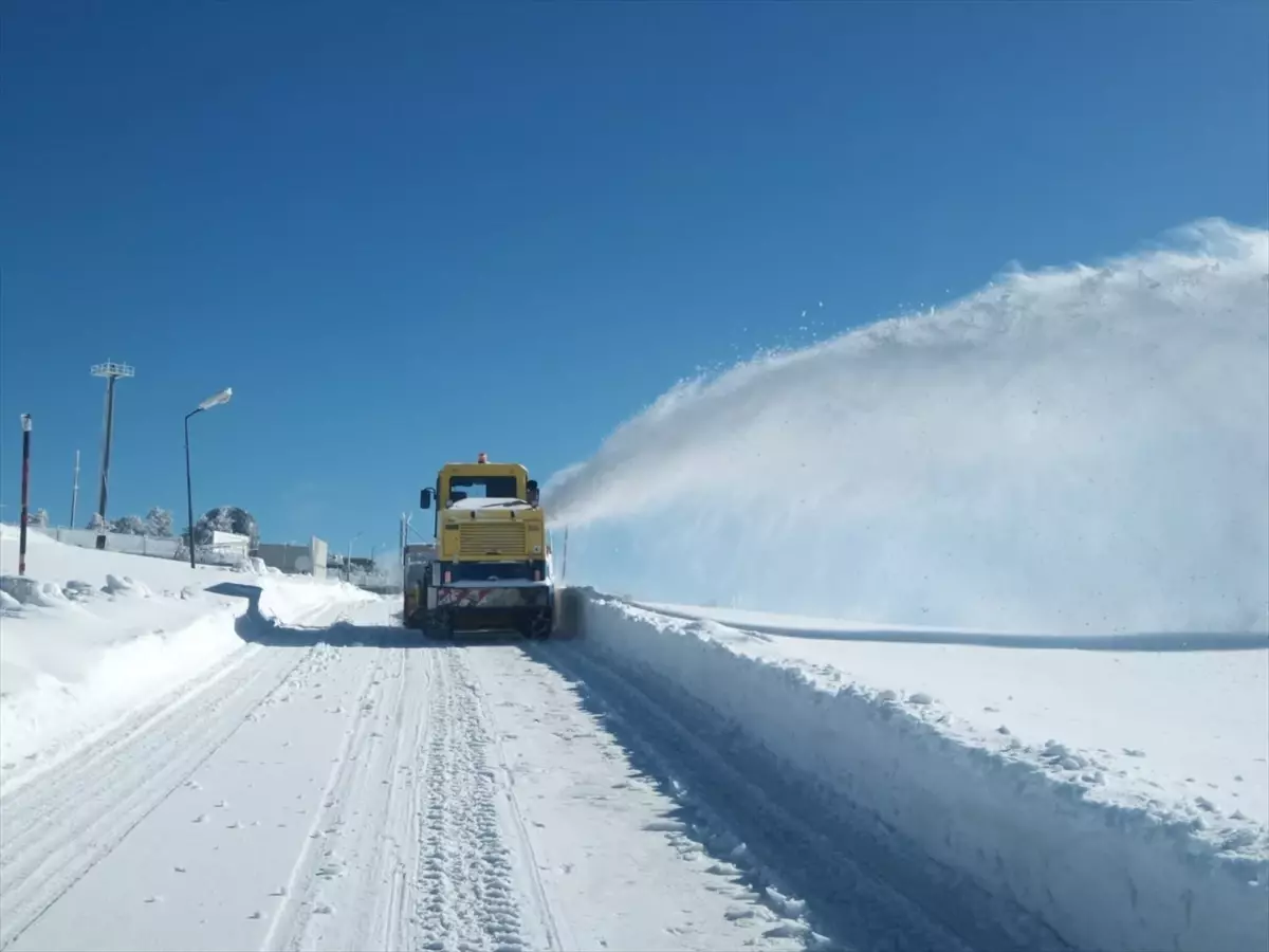 Amasya'da karla mücadele çalışmaları devam ediyor