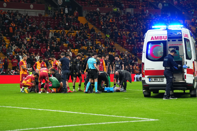 He was taken off the field by ambulance! Scary moments in the Galatasaray-İstanbulspor match