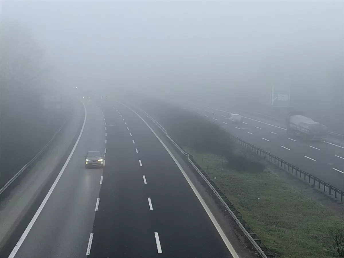 Anadolu Otoyolu ve D-100 kara yolunun Bolu Dağı kesiminde sis etkili oldu