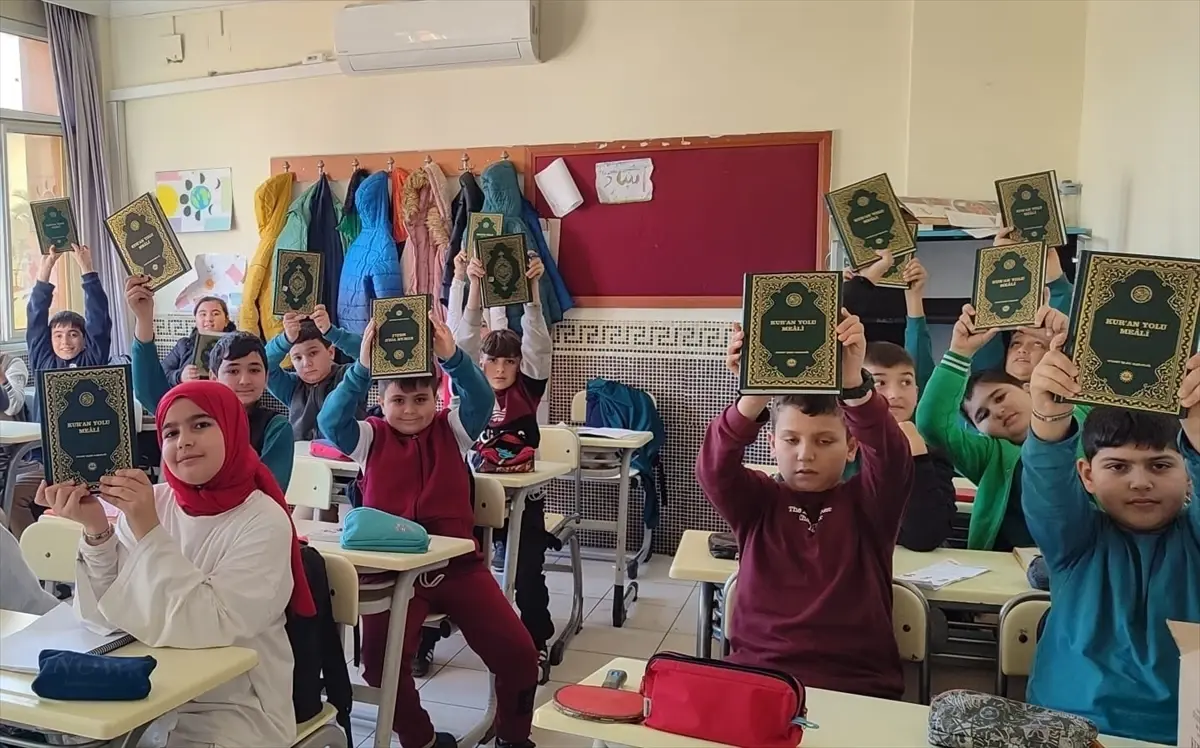 Anamur'da öğrencilere Kur'an-ı Kerim dağıtıldı