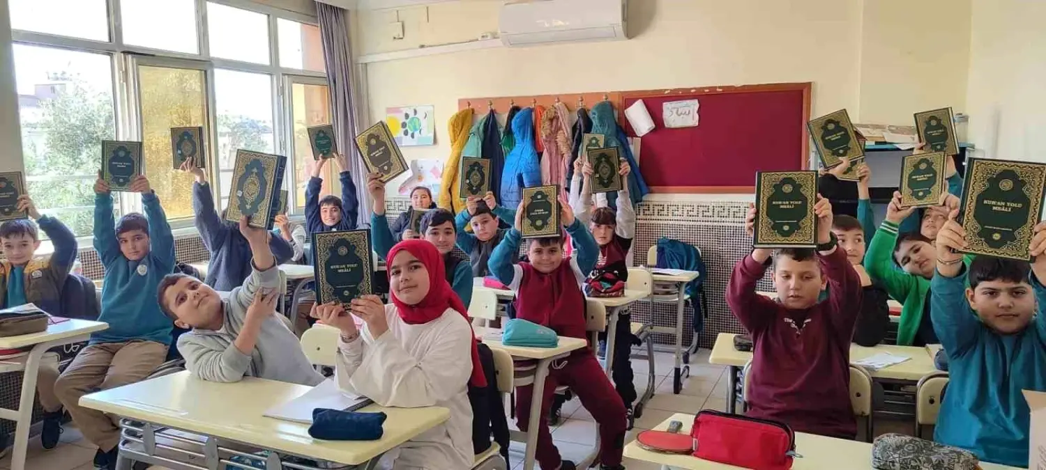 Anamur'da öğrencilere Kur'an-ı Kerim hediye edildi