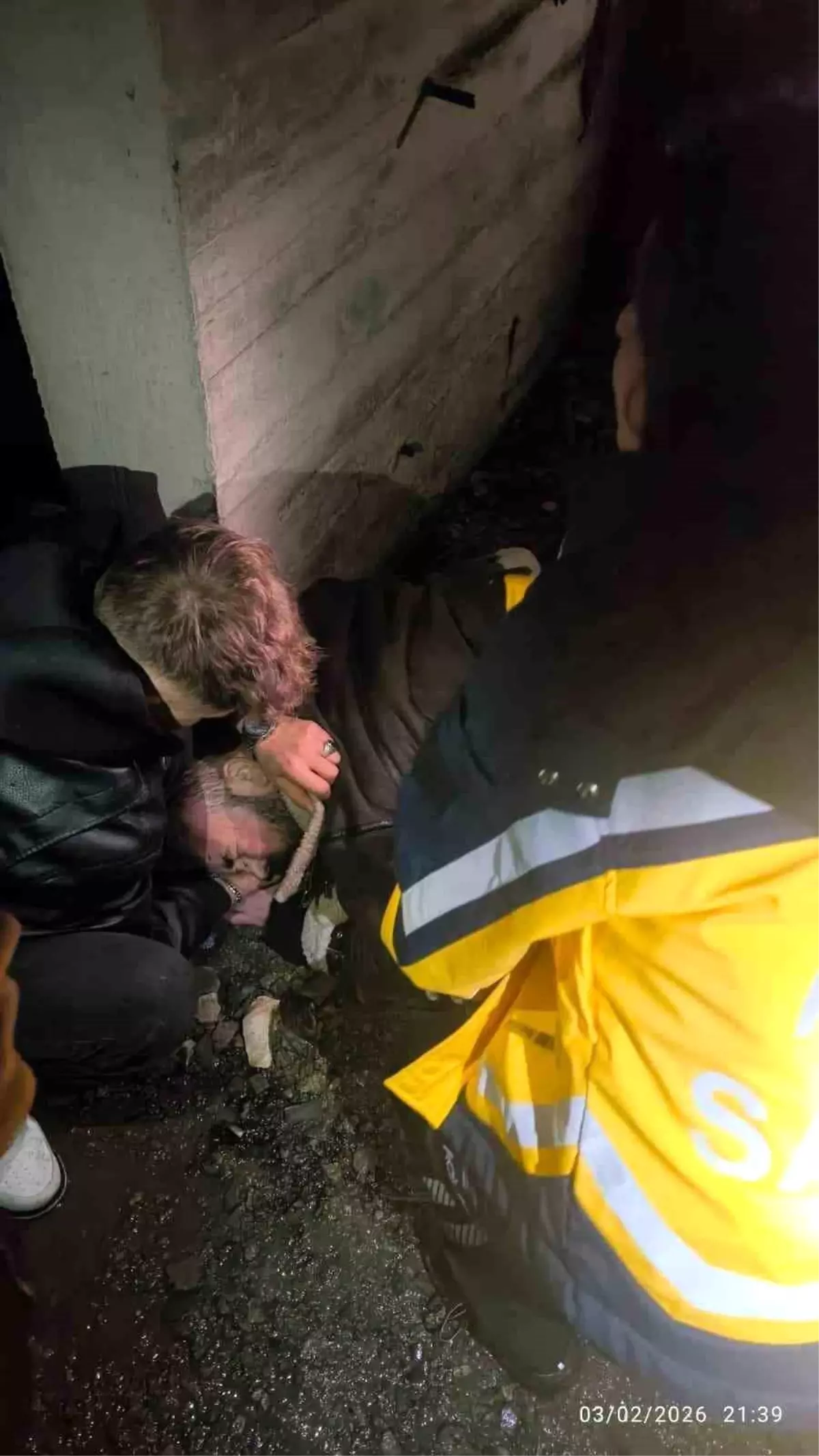 Asansör boşluğuna düşerek yaralanan kişiyi itfaiye kurtardı