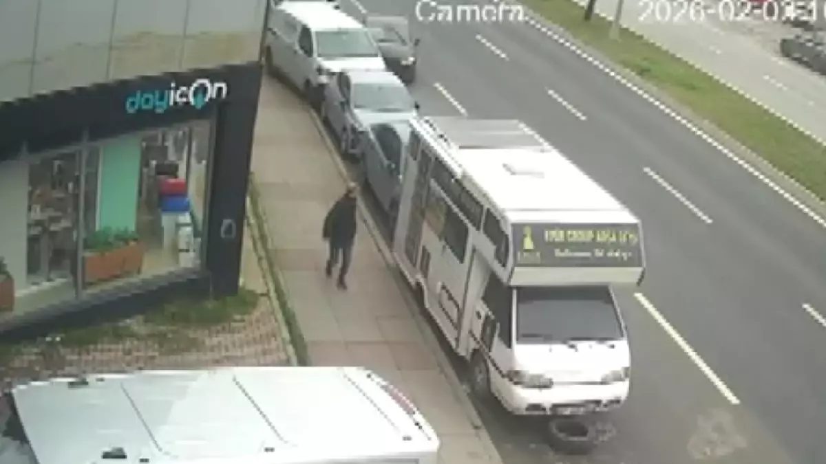 Avcılar'da alkollü sürücünün 4 araca çarptığı kaza kamerada