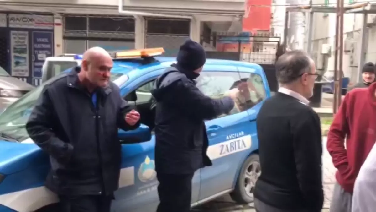 Avcılar'da kaldırıma park edilen aracın fotoğrafını çeken zabıtaya yumruklu saldırı