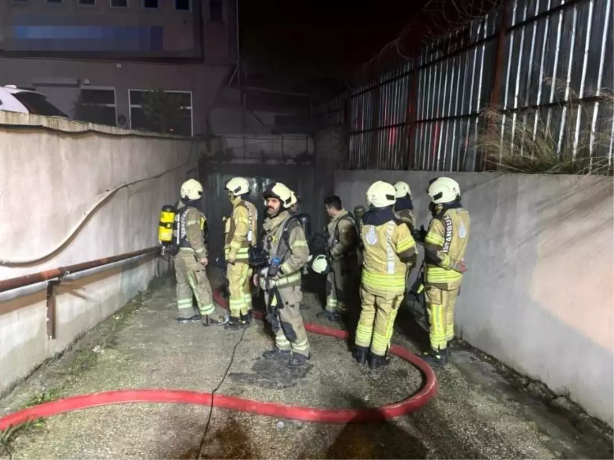 Avcılar'da tekstil atölyesine ait depo alevlere teslim oldu