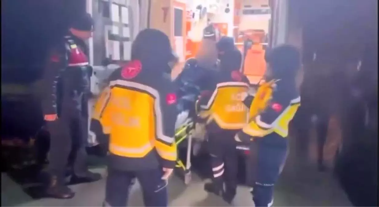 Balıkesir'de zorlu hava şartlarına rağmen sahil güvenlikten hayat kurtaran operasyon