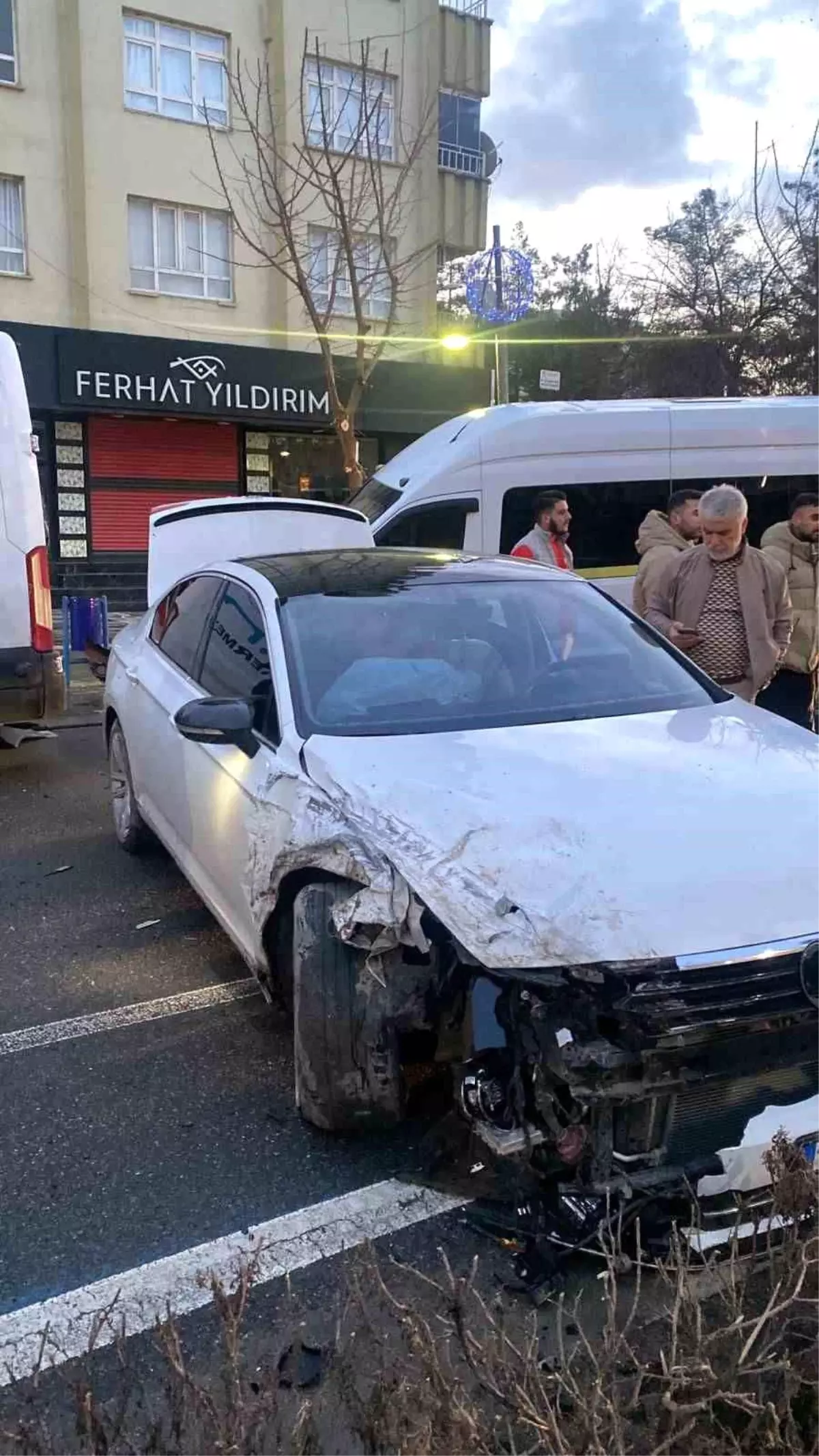 Batman'da minibüs ile otomobil çarpıştı: 1 yaralı