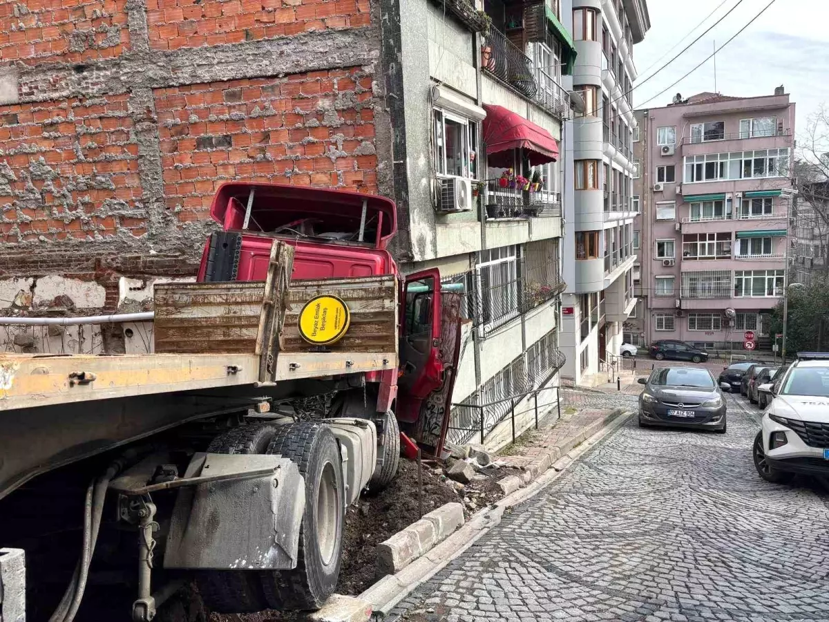 Beşiktaş'ta facianın eşiğinden dönüldü: Freni boşalan tır binaya çarptı