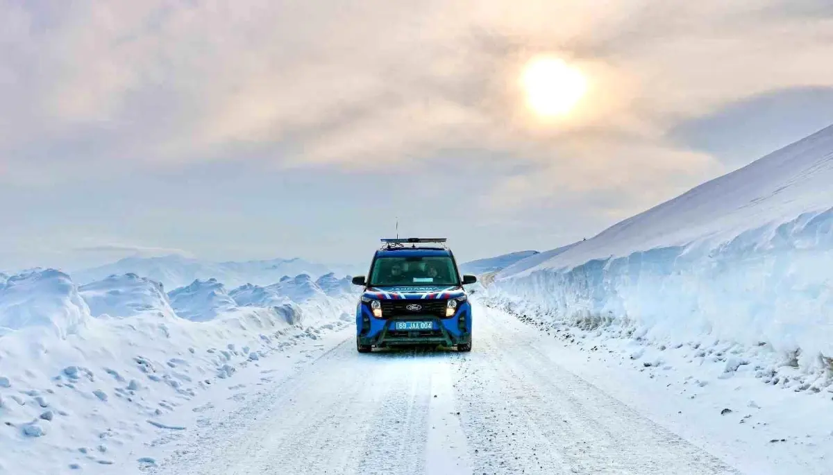 Beyaza bürünen Bayburt'ta jandarma ekipleri görev başında