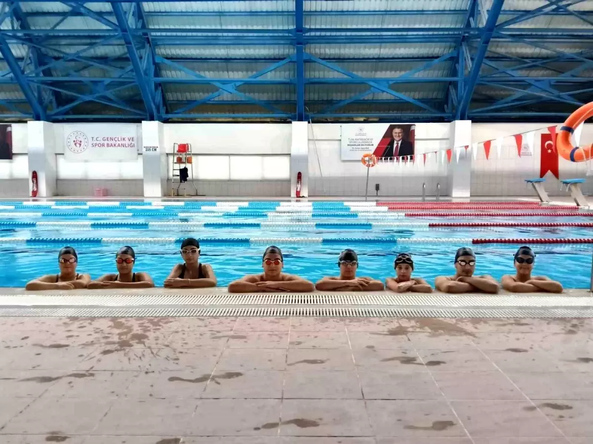 Bilecik'te Gençlik ve Spor Okullarında yüzme antrenmanları sürüyor