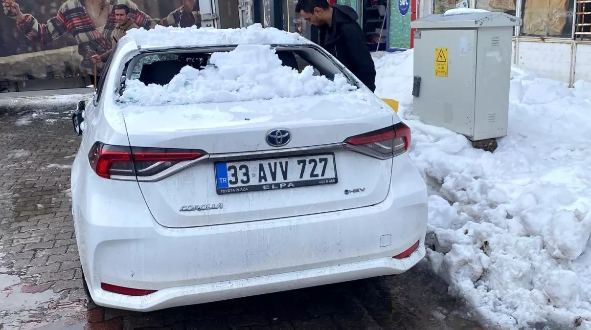 Bingöl'de çatıdan düşen kar otomobile zarar verdi