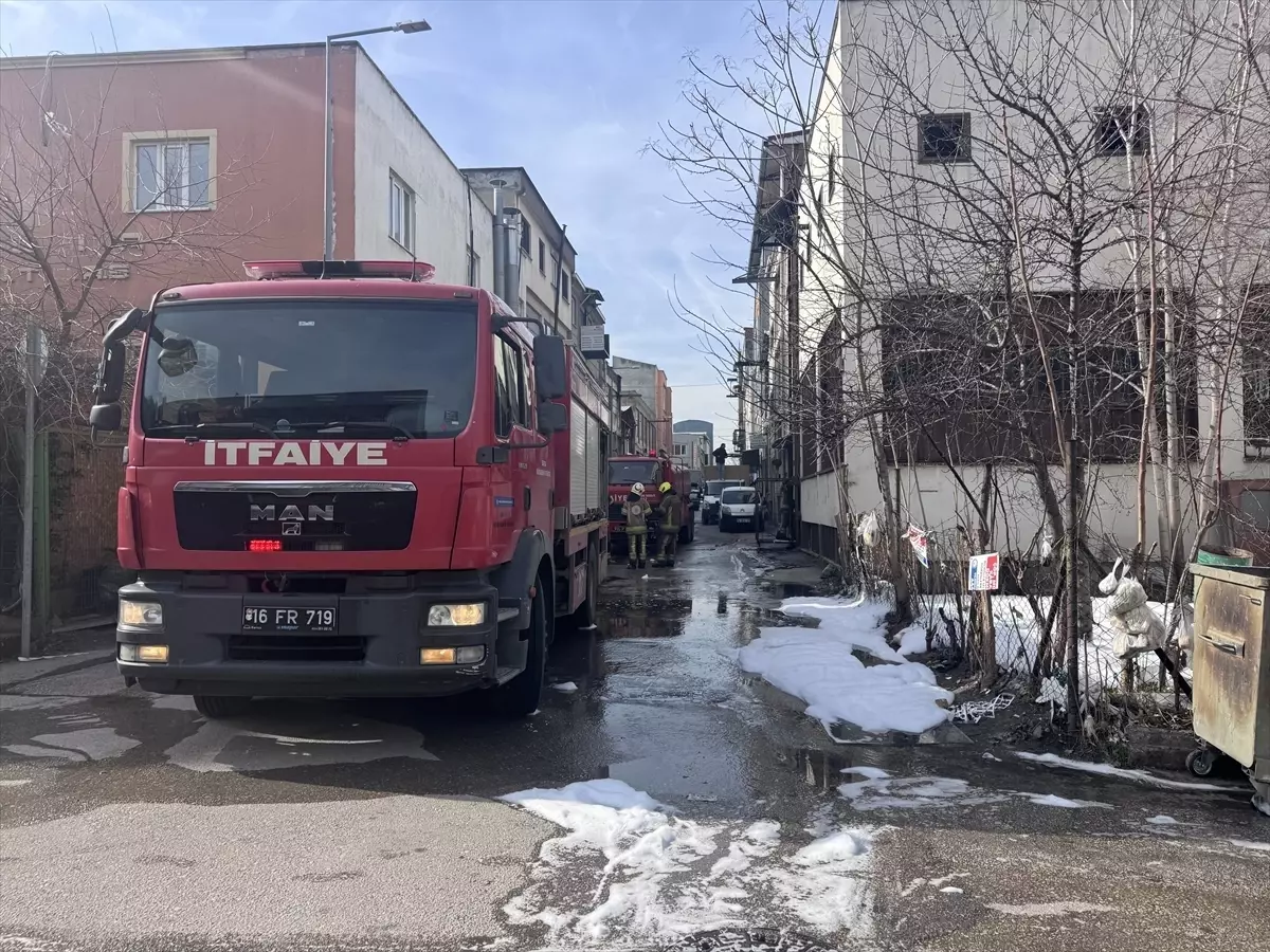 Bursa'da dekoratif yapı malzemeleri üretilen işletmedeki yangın söndürüldü
