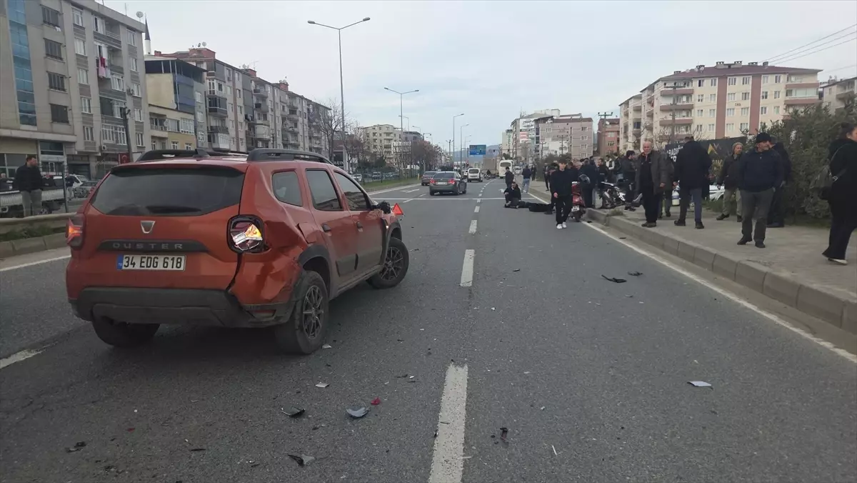 Bursa'da otomobile çarpan motosikletteki iki kişi yaralandı