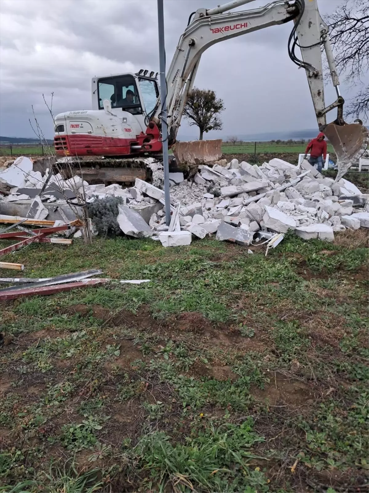 Çanakkale'de 10 kaçak yapının yıkımı gerçekleştirildi