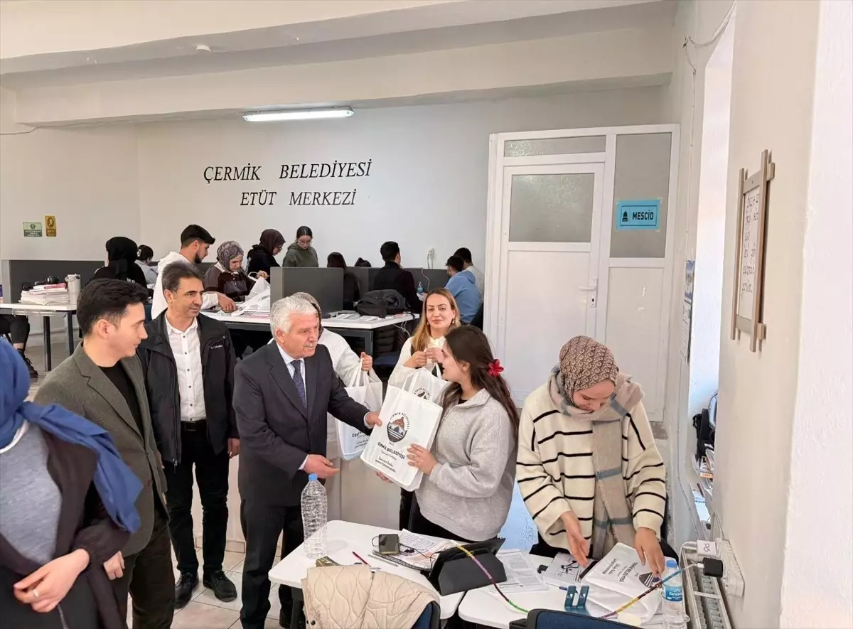 Çermik'te sınavlara hazırlanan gençlere kaynak kitap desteği