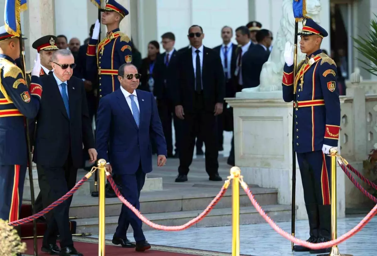 Cumhurbaşkanı Erdoğan, Mısır'da resmi törenle karşılandı