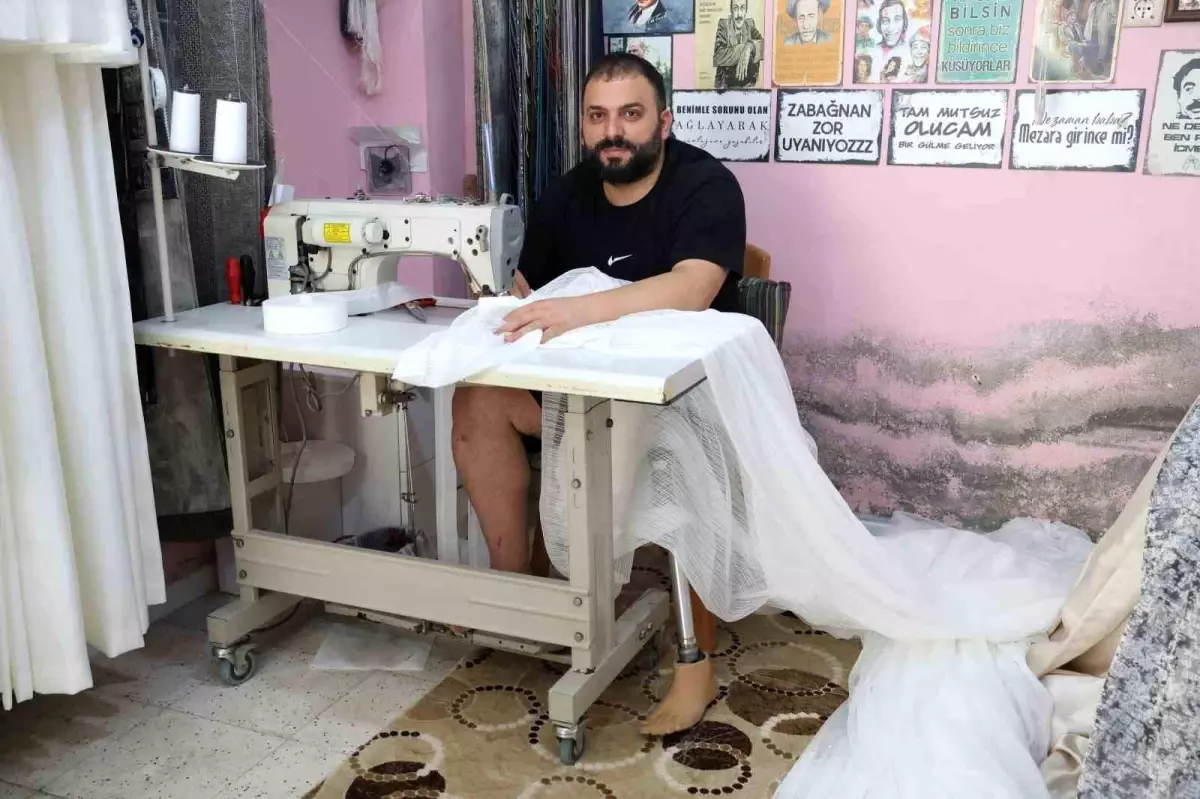 Depremde 55 saat enkaz altında kalıp bir bacağını kaybeden perdeci Ali, protez bacağıyla kendi ayakları üz...