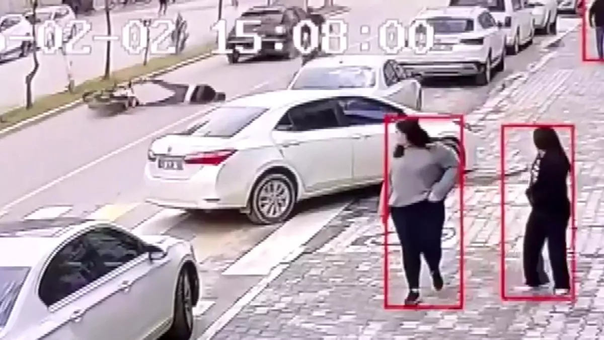 Devrilen motosiklet sürücüsü metrelerce sürüklendi