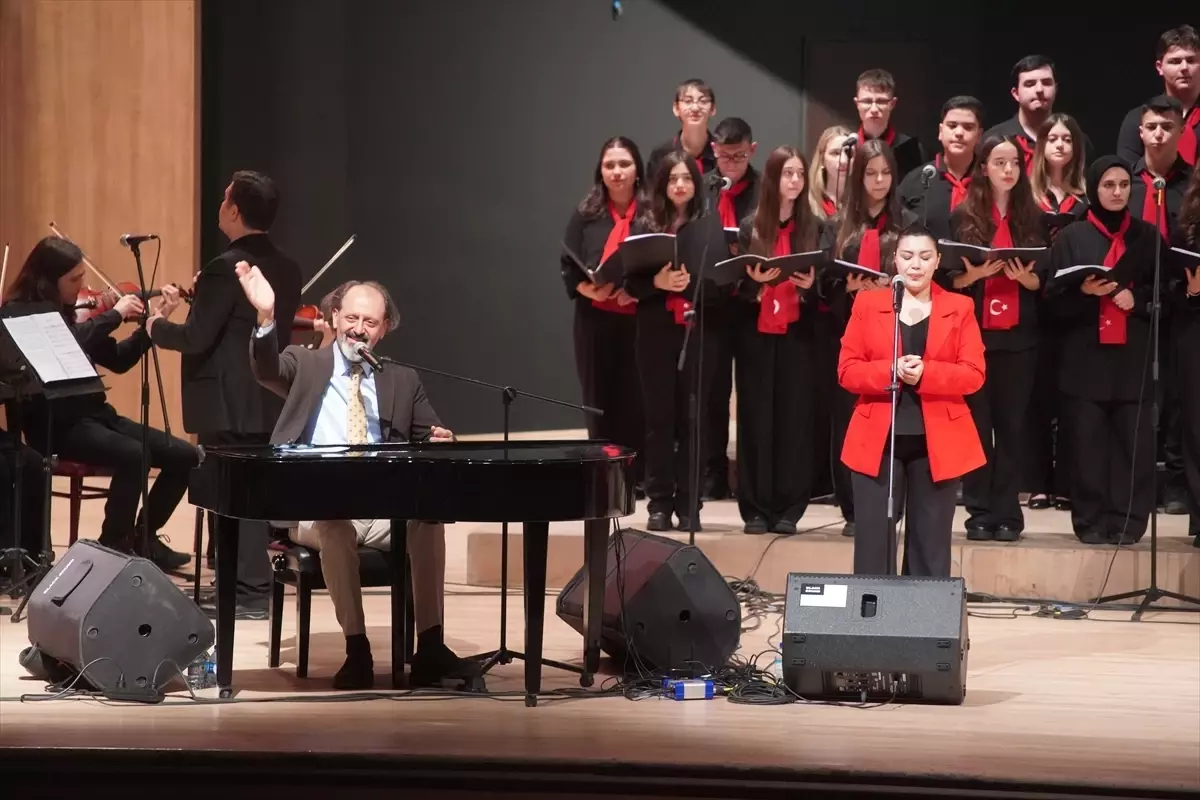 Edirne'de müzikal tiyatro "Kim Var?" sahnelendi