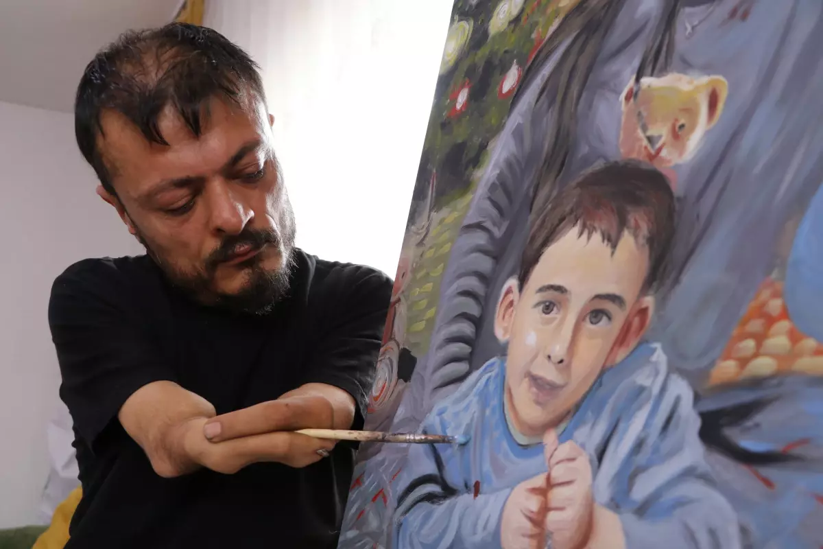 Elleri olmayan ressam, 'Sevgililer Günü' için aldığı siparişleri hazırlıyor