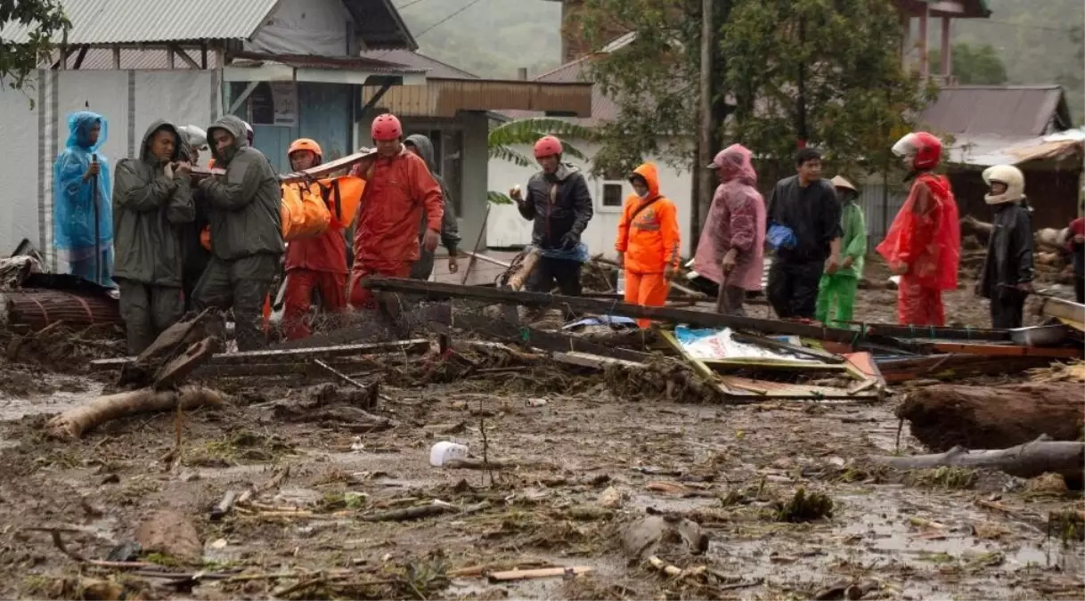 Endonezya'daki toprak kaymasında hayatını kaybedenlerin sayısı 85'e yükseldi