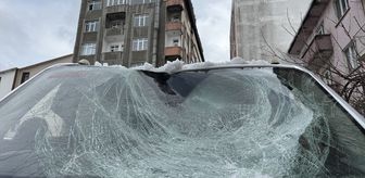Erzurum'da kamyonetin üzerine çatıdan buz kütlesi düşmesi kamerada