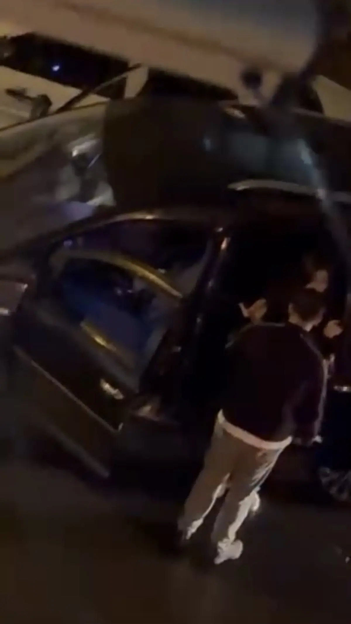 Fatih'te kadını kolundan tutup zorla aracına bindirdi; mahalleli tepki gösterdi